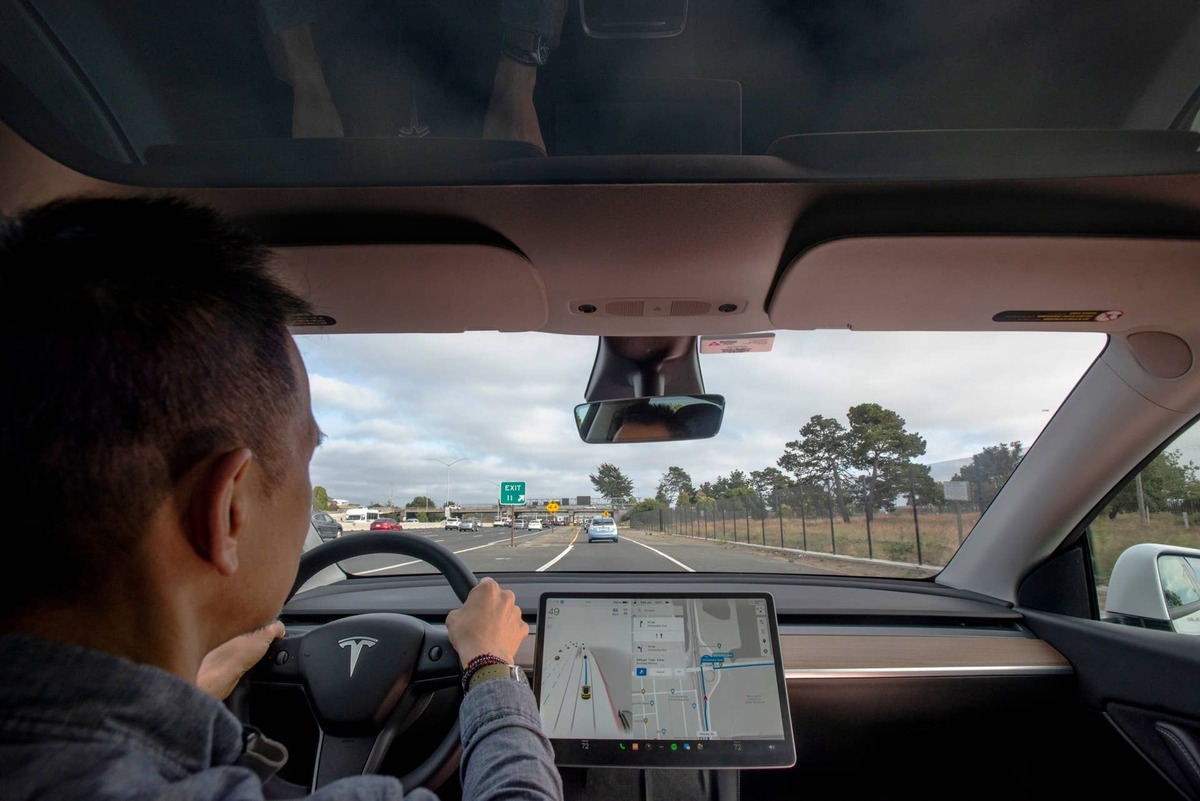  Tesla FSD data is not sufficient, according to two U.S. Senators. 