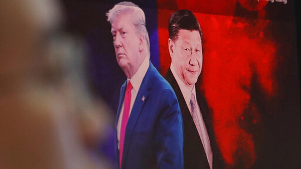 Una pantalla de computadora muestra imágenes del presidente chino Xi Jinping, derecha, y el presidente de los Estados Unidos, Donald Trump, mientras un comerciante de divisas trabaja en la sala de negociación de divisas de la sede del Banco KEB Hana en Seúl, Corea del Sur.