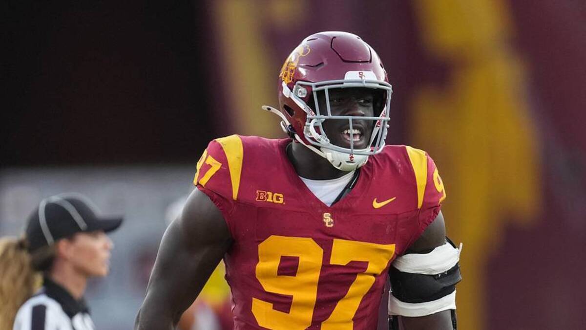  Aug 30, 2025; Los Angeles, California, USA; Southern California Trojans defensive tackle Jide Abasiri (97) celebrates after a sack as center judge referee Amanda Sauer watches against the Missouri State Bears in the second half at United Airlines Field at Los Angeles Memorial Coliseum. Mandatory Credit: Kirby Lee-Imagn Images | Kirby Lee-Imagn Images 