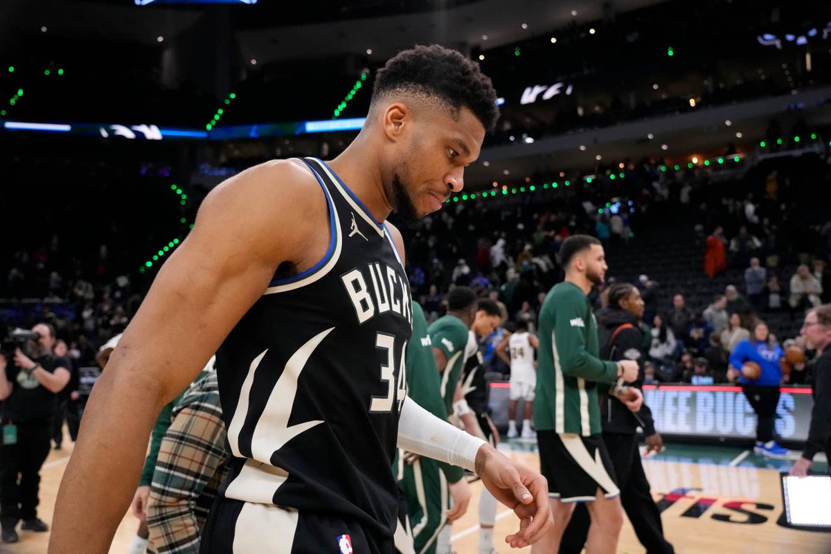  Milwaukee Bucks forward Giannis Antetokounmpo (34). 