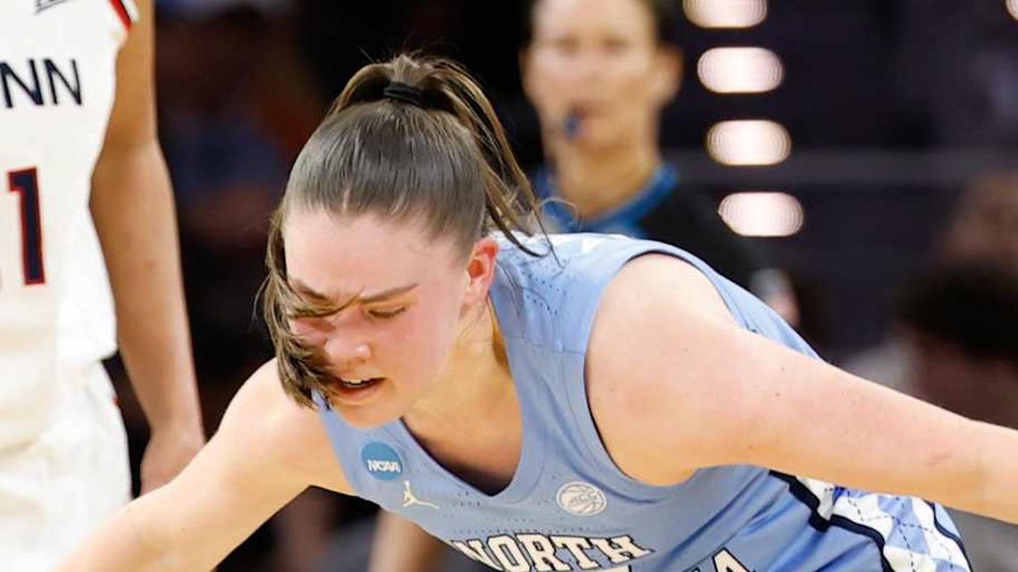  Mar 27, 2026; Fort Worth, TX, USA; North Carolina Tar Heels guard Elina Aarnisalo (17) loses control of the ball against UConn Huskies guard Kk Arnold (2) during the second half at Dickies Arena. Mandatory Credit: Chris Jones-Imagn Images | Chris Jones-Imagn Images 