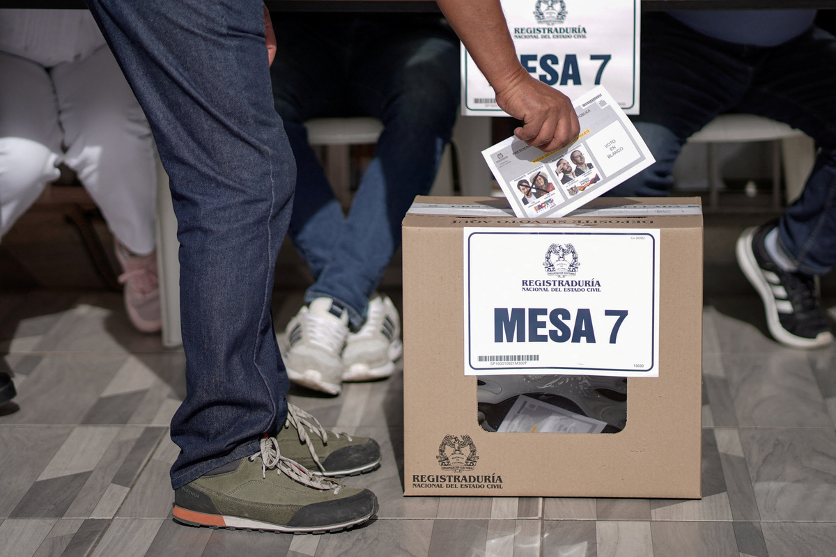 Una persona vota en la segunda de la elección presidencial de Colombia entre el candidato de derecha Abelardo De La Espriella y el de izquierda Iván Cepeda, en Bogotá, Colombia, 21 de junio, 2026. REUTERS/Sergio Acero