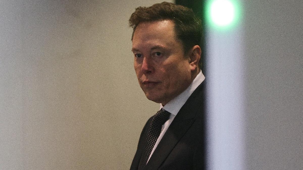 FILE PHOTO: Elon Musk walks to attend the trial in his lawsuit over OpenAI for-profit conversion at a federal courthouse, in Oakland, California, U.S., April 29, 2026.  REUTERS/Manuel Orbegozo/File Photo