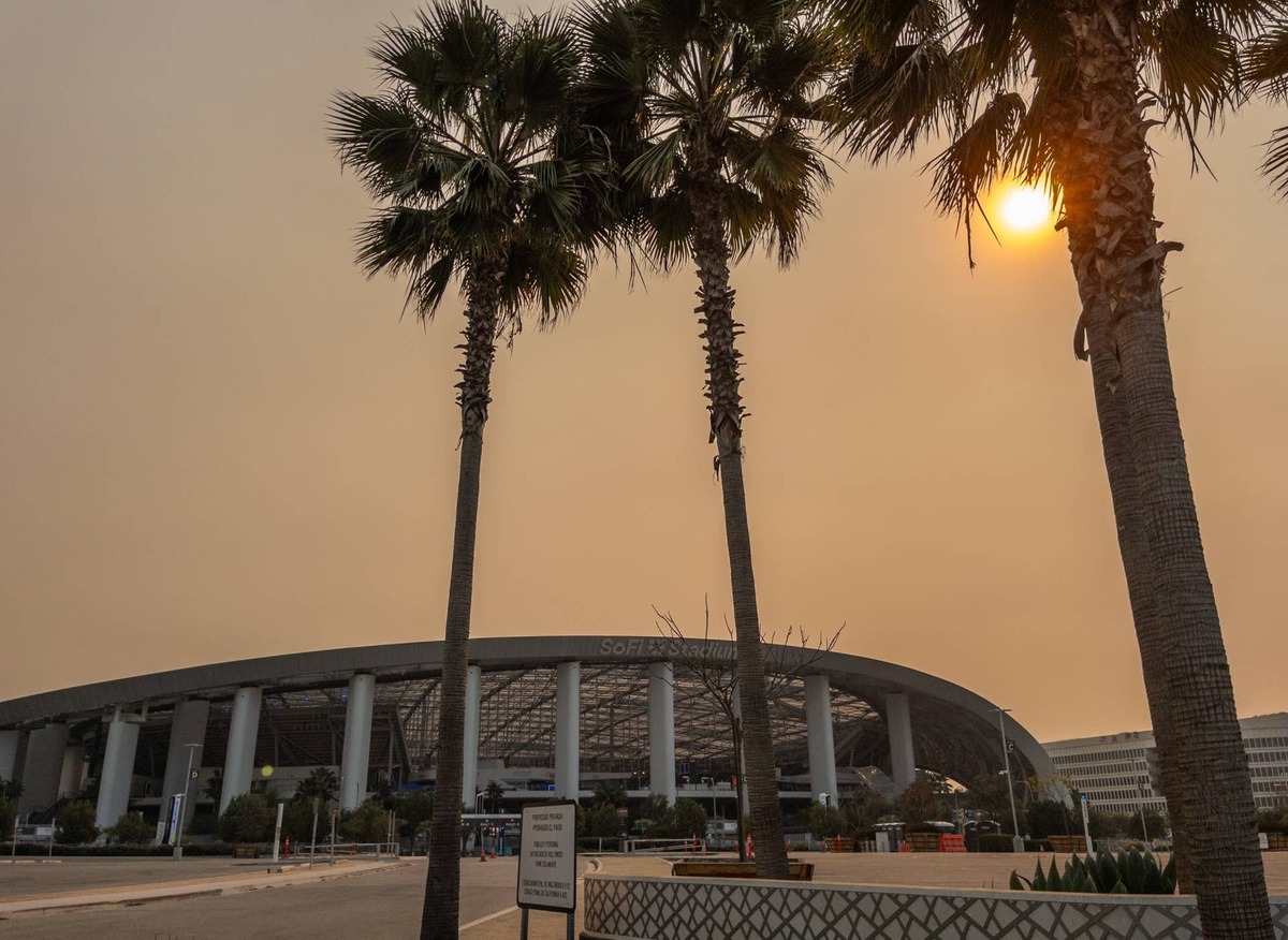  INGLEWOOD, CA - JANUARY 09: Smoke from the recent fires obscures the sun at SoFi Stadium in Inglewood, CA on Thursday, Jan. 9, 2025. The Rams proposed a venue change if the fires in the Southland don't let up. (Myung J. Chun / Los Angeles Times via Getty Images) 