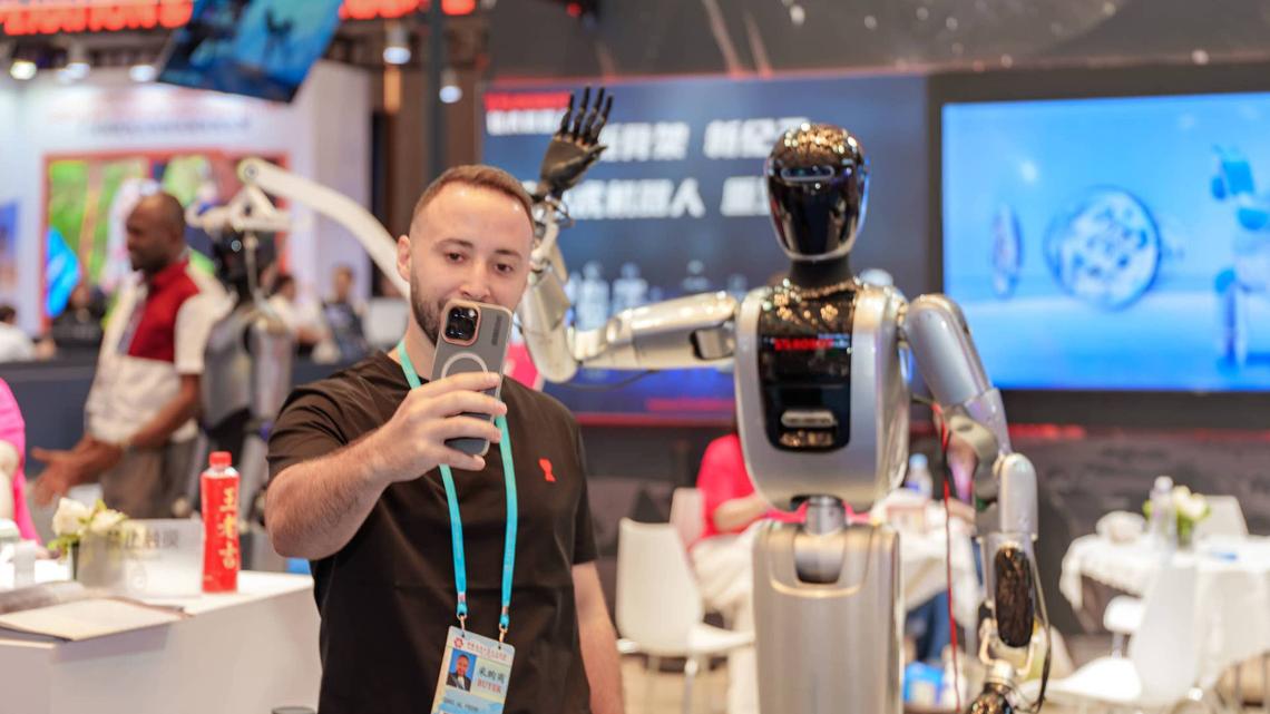 Apple gets a stunning boost as smartphone rivals stumble 