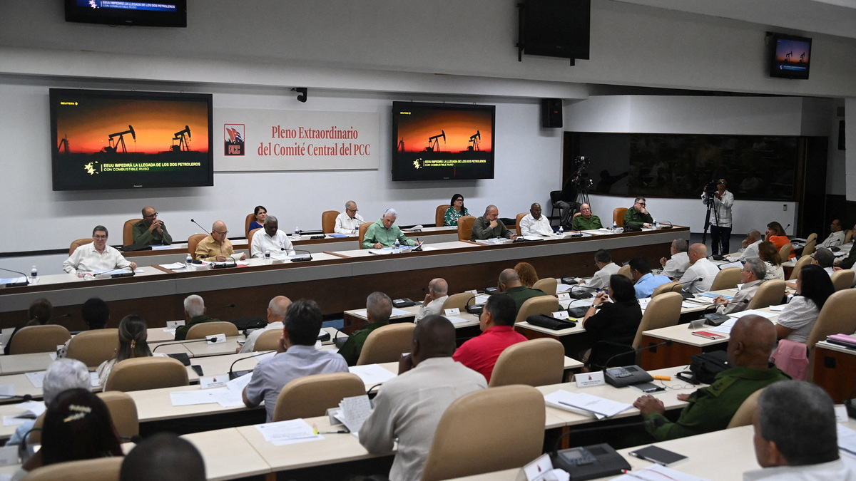 Members of Cuba's political bureau hold an extraordinary plenum of the Communist Party's Central Committee to evaluate proposals for economic and social measures announced by Cuba's President Miguel Diaz-Canel, in Havana, Cuba June 17, 2026. Estudios Revolucion/Handout via REUTERS