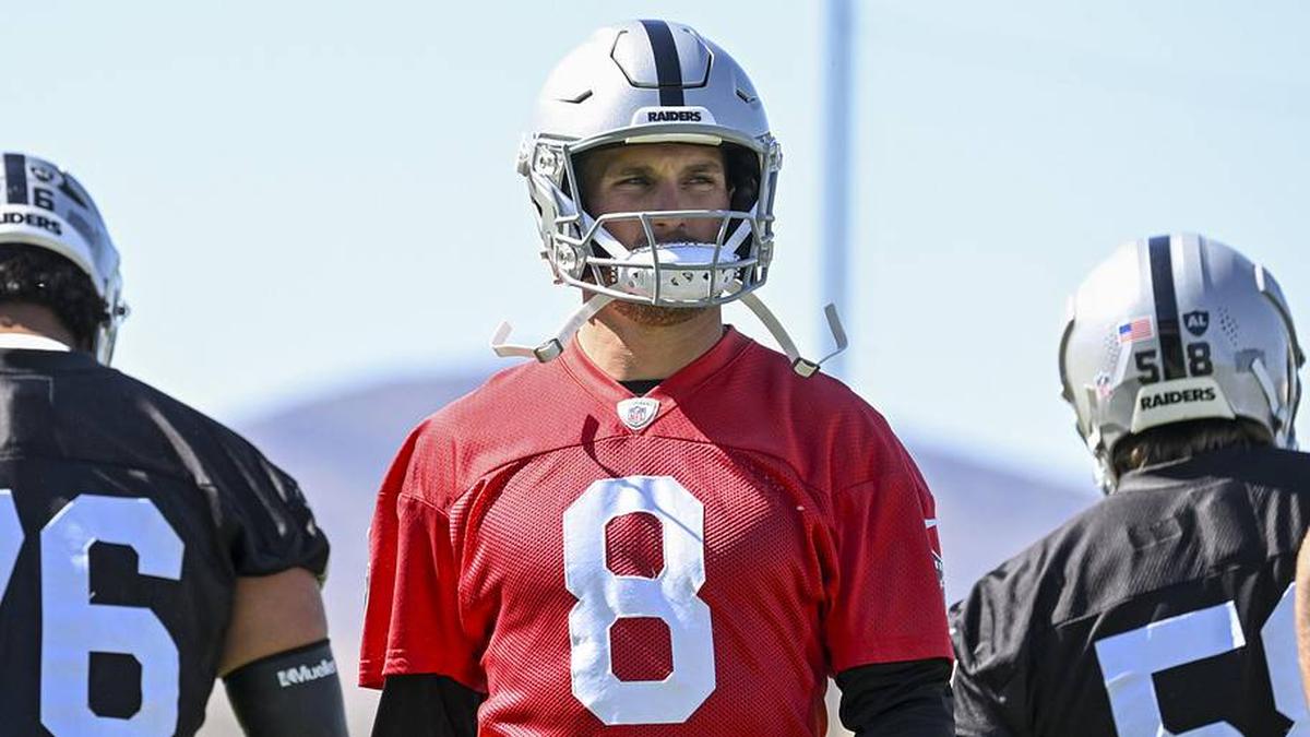  May 20, 2026; Henderson, NV, USA; Las Vegas Raiders quarterback Kirk Cousins (8) warms up during organized team activities at Intermountain Health Performance Center. Mandatory Credit: Candice Ward-Imagn Images | Candice Ward-Imagn Images 