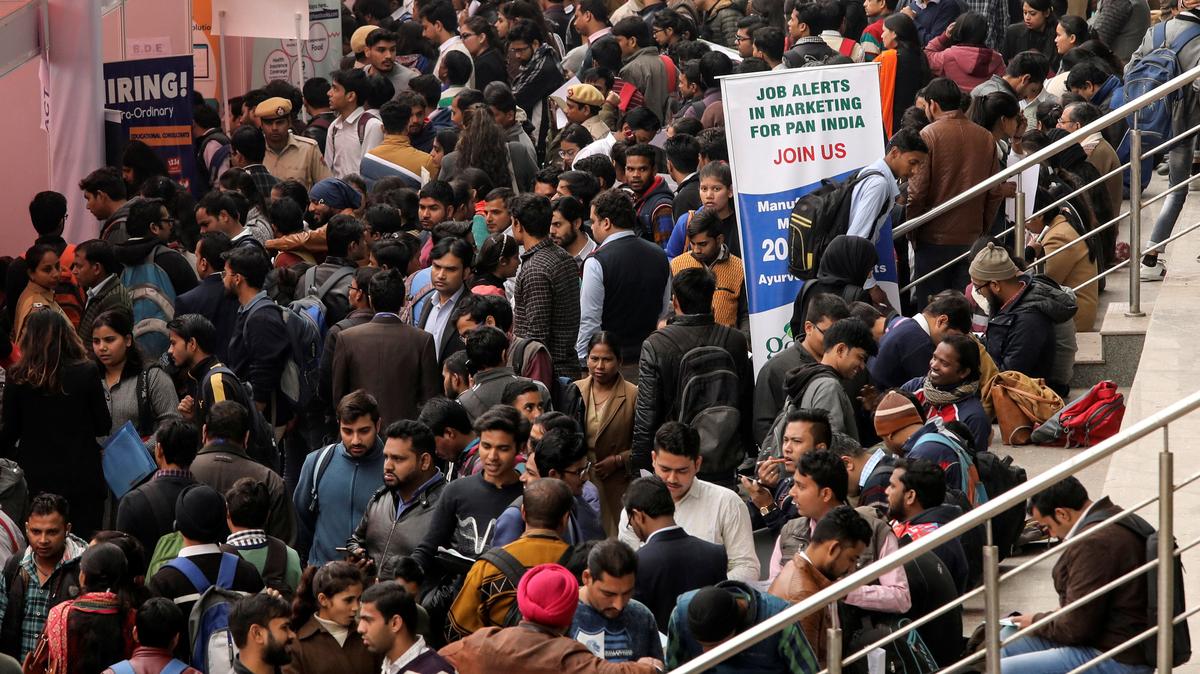 FILE PHOTO: Job seekers attend a job fair in New Delhi, India, January 21, 2019. Picture taken January 21, 2019. REUTERS/Anushree Fadnavis/File Photo