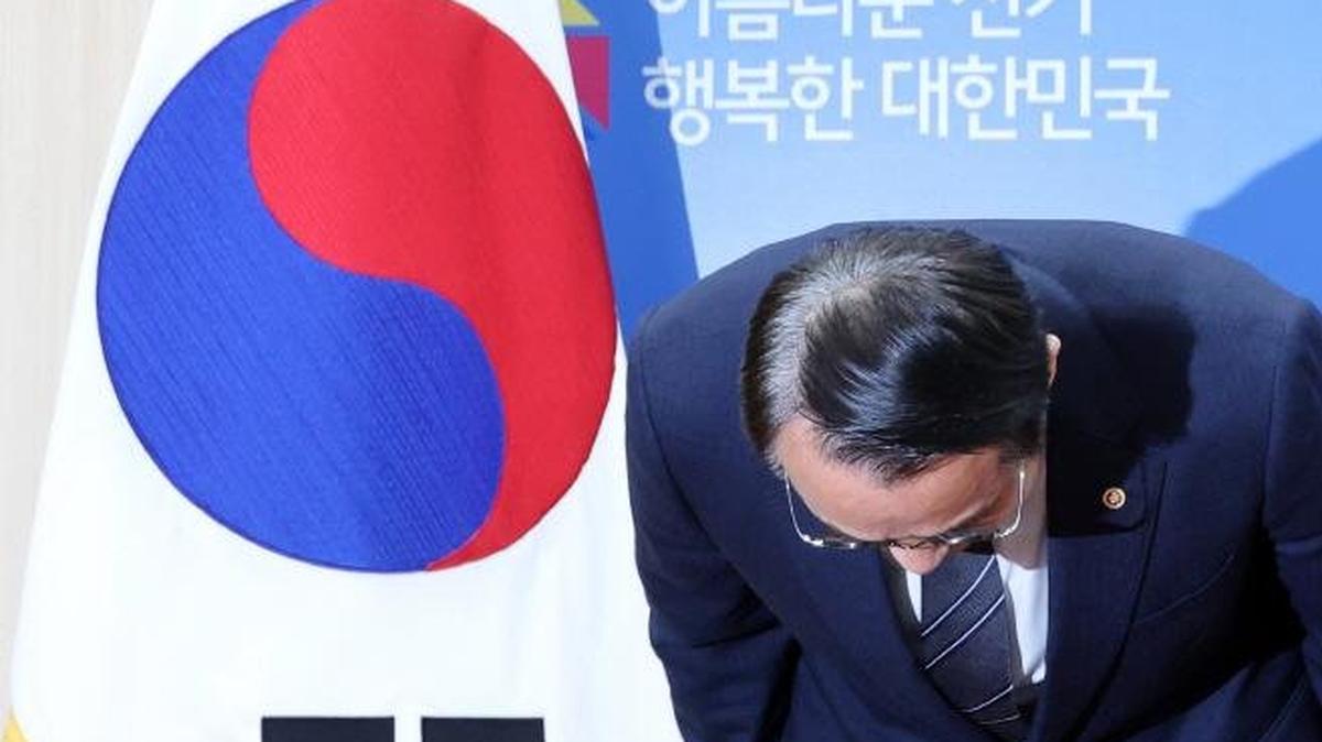 Huh Chul-hoon, secretary-general of the National Election Commission, apologizes to the public Tuesday at the commission’s headquarters in Gwacheon, Gyeonggi Province, over ballot paper shortages at some polling stations, including in Songpa district, Seoul. Photo by Asia Today
                                            