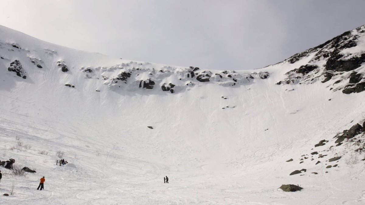 Watch: Six Minutes of Hardcore Skiing at Tuckerman Ravine