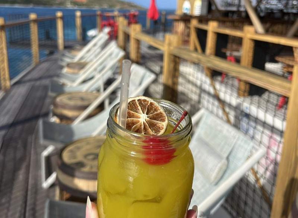  Toasting a unique cocktail at Saba Rock is an amazing way to enjoy the sunset. Photo credit: Alexa Mellardo 