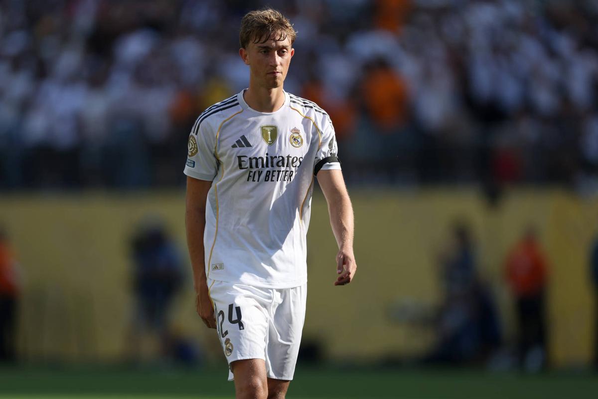  Real Madrid CF defender Dean Huijsen (24) receives a red card in the second half against Borussia Dortmund. Vincent Carchietta-Imagn Images