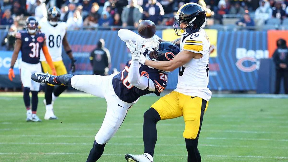  Nov 23, 2025; Chicago, Illinois, USA; Chicago Bears cornerback Nahshon Wright (26) breaks up a pass against Pittsburgh Steelers wide receiver Roman Wilson (10) during the second half at Soldier Field. Mandatory Credit: Mike Dinovo-Imagn Images | Mike Dinovo-Imagn Images 