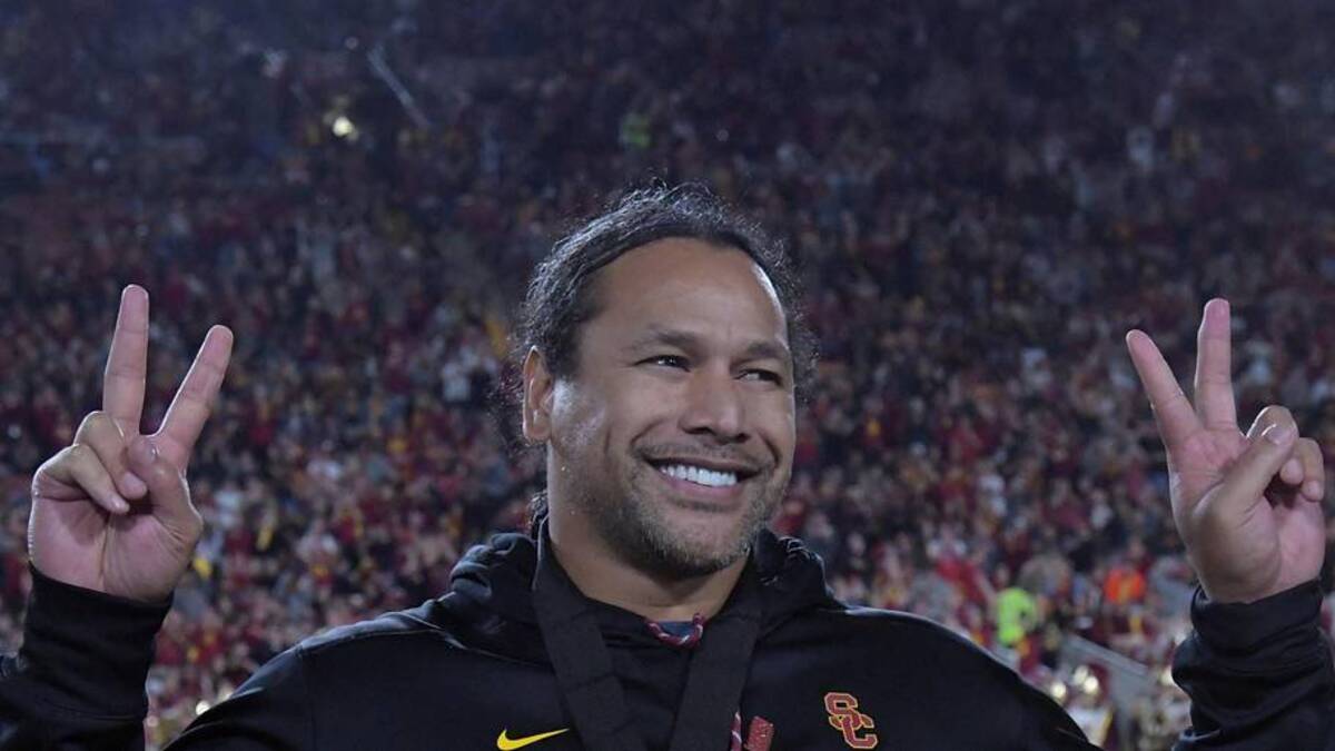  Nov 4, 2017; Los Angeles, CA, USA; Pittsburgh Steelers former safety Troy Polamalu is recognized for his induction into the Southern California Trojans hall of fame at halftime of an NCAA football game against the Arizona Wildcats at Los Angeles Memorial Coliseum. Mandatory Credit: Kirby Lee-Imagn Images | Kirby Lee-Imagn Images 