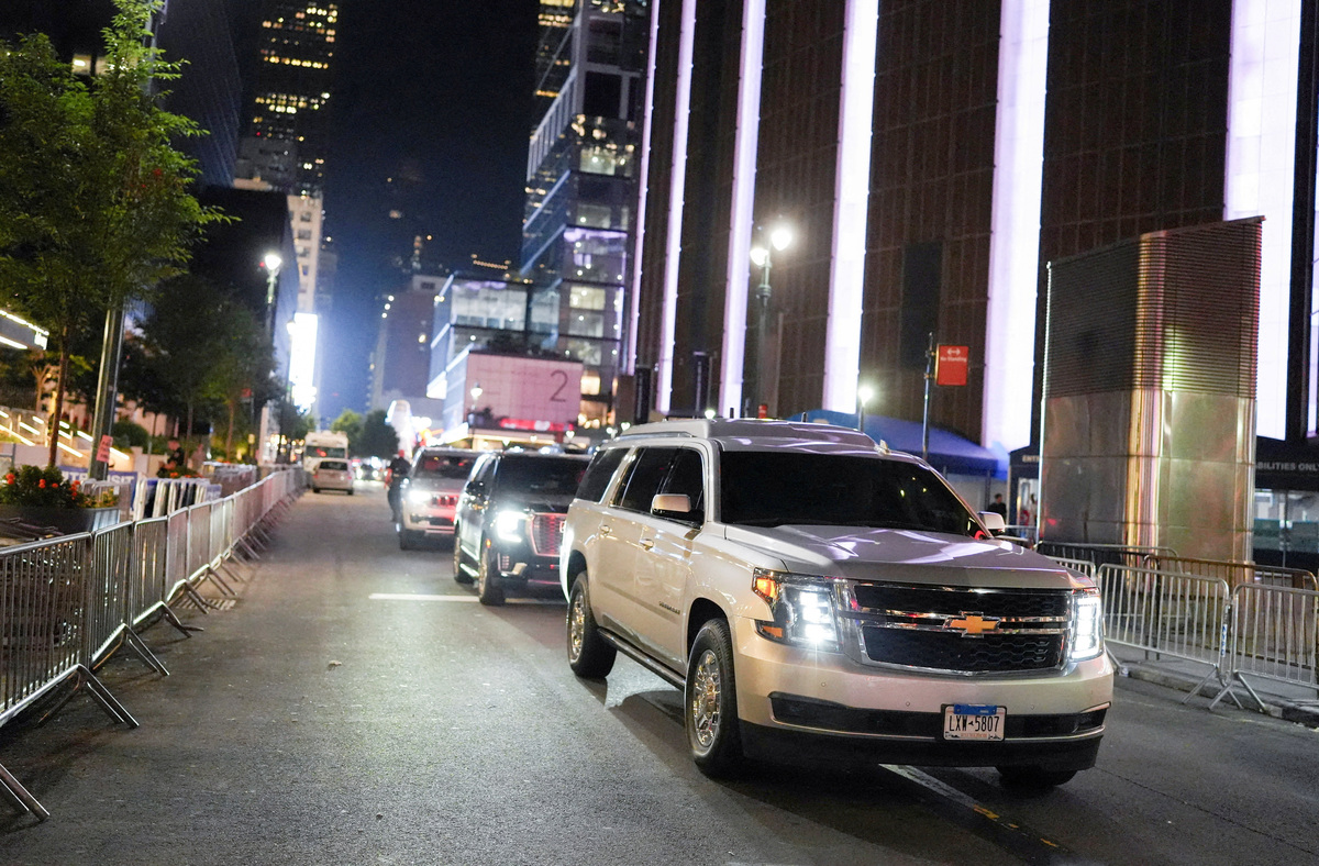 A car believed to be transporting Taylor Swift makes its way outside Madison Square Garden, amid a reported wedding between singer Taylor Swift and National Football League (NFL) player Travis Kelce, in New York City, U.S., July 3, 2026. REUTERS/Christian Monterrosa