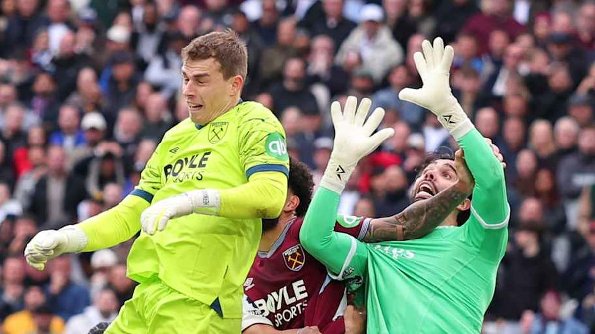 David Raya (right) felt he had been impeded. | Marc Atkins/Getty Images 