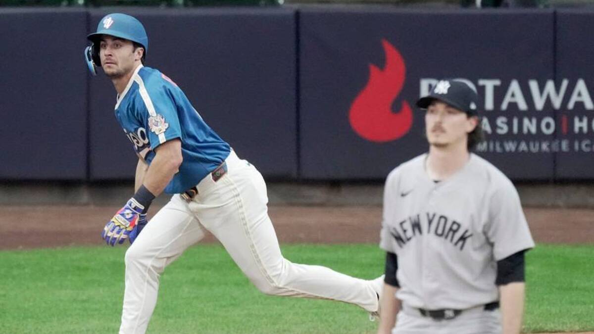  Milwaukee Brewers right fielder Sal Frelick (10) hits an RBI single off of New York Yankees pitcher Max Fried (54) during the second inning of their game. | Mark Hoffman/Milwaukee Journal Sentinel / USA TODAY NETWORK via Imagn Images 