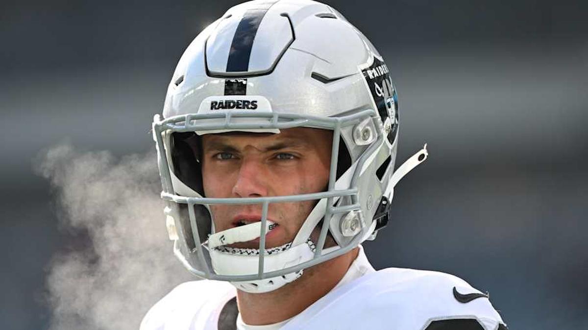  Dec 14, 2025; Philadelphia, Pennsylvania, USA; Las Vegas Raiders tight end Brock Bowers (89) looks on before the game against the Philadelphia Eagles at Lincoln Financial Field. Mandatory Credit: Eric Hartline-Imagn Images | Eric Hartline-Imagn Images 