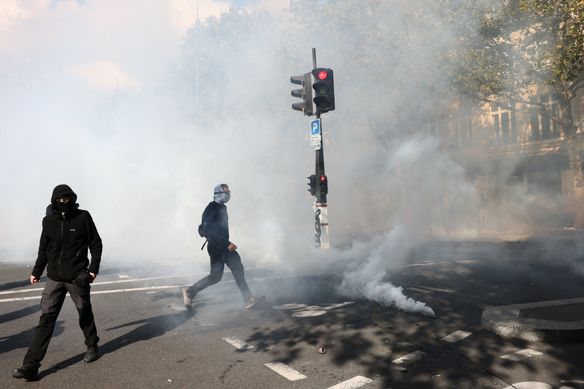 Police and protesters clash in some of France's worst unrest in years ...