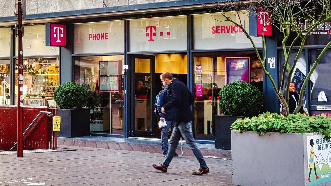 Getting help with your phone may get harder as T-Mobile closes more stores 