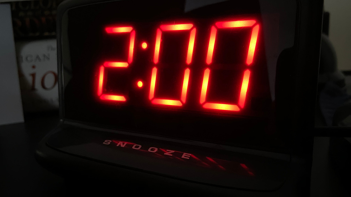 Will clocks fall back this weekend? When daylight saving time ends in 2026