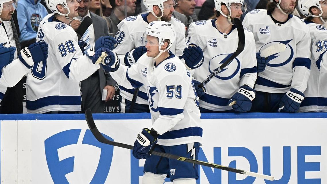 Big first period carries Lightning past skidding Maple Leafs 