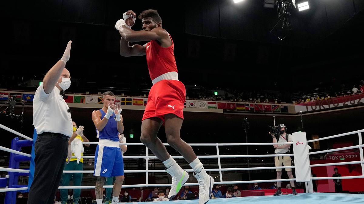 El boxeador cubano Andy Cruz celebra tras derrotar al australiano Harry Garside en las Olimpiadas de Tokio, el 6 de agosto de 2021 en la capital nipona.