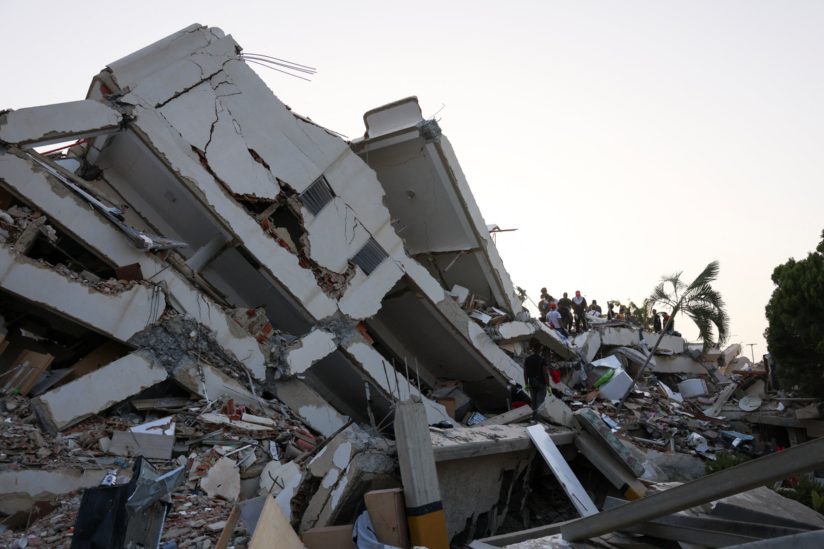 People search for survivors in the rubble of a collapsed building following an earthquake, in La Guaira, Venezuela, June 26, 2026. REUTERS/Leonardo Fernandez Viloria
