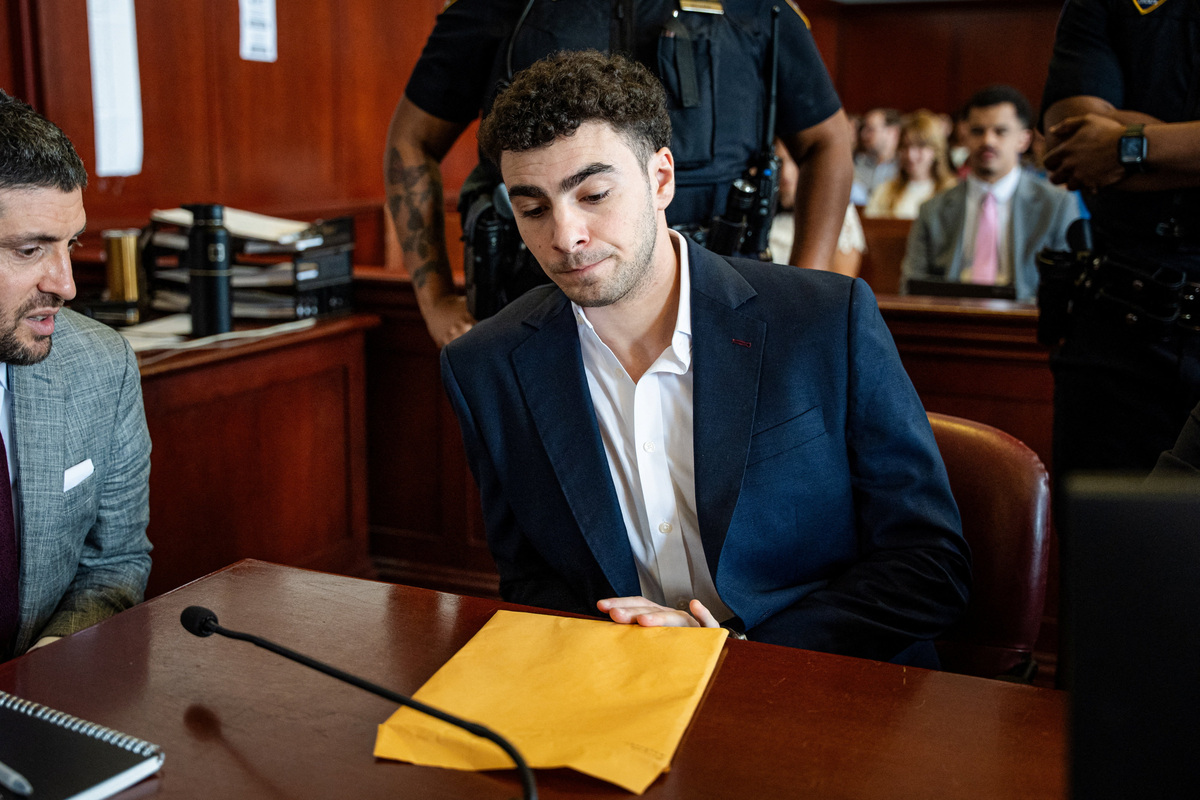 Luigi Mangione appears for a pre-trial hearing at Manhattan Criminal Court in New York, U.S., Wednesday, June 17, 2026.     Angelina Katsanis/Pool via REUTERS