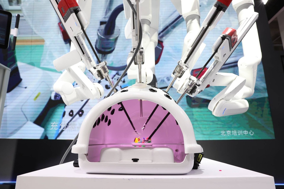  Goldman Sachs is sticking with a Buy rating on Intuitive Surgical, maker of the da Vinci robot, even as the stock has fallen about 28% in 2026. 