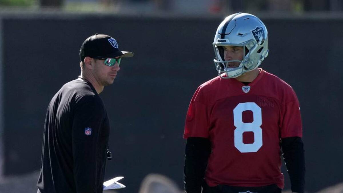  Jun 9, 2026; Henderson, NV, USA; Las Vegas Raiders coach Klint Kubiak (left) and quarterback Kirk Cousins (8) during minicamp at Intermountain Health Performance Center. Mandatory Credit: Kirby Lee-Imagn Images | Kirby Lee-Imagn Images 