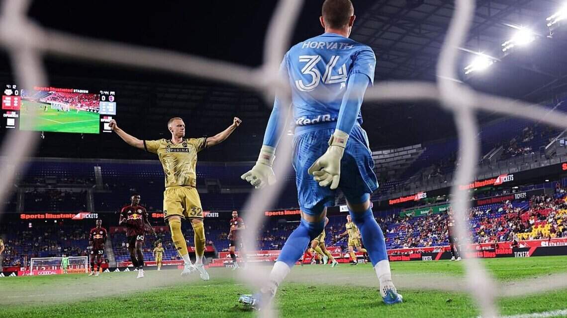 St. Louis City run unbeaten streak to 17 with rout of Red Bulls