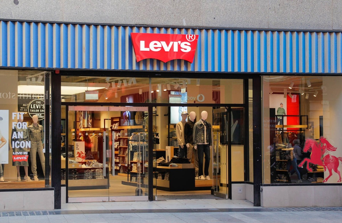  Levi Strauss closes a Kentucky distribution center. 