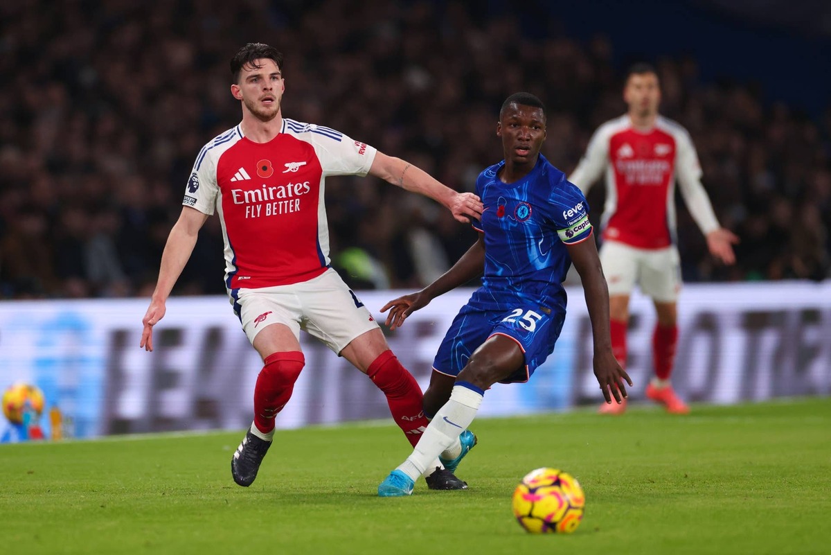  Declan Rice of Arsenal under pressure from Moises Caicedo of Chelsea during a Premier League match. Photo by Marc Atkins/Getty Images