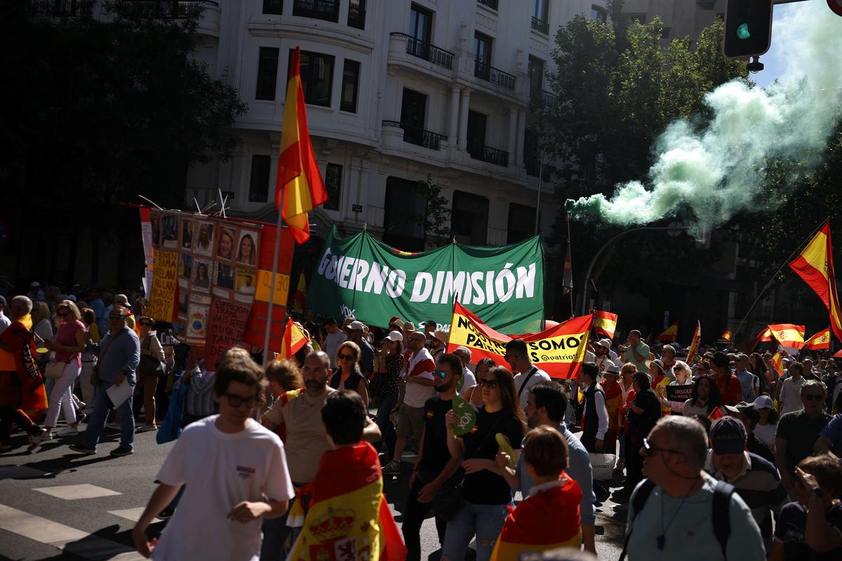 People take part in a rally organised by Spain’s far-right VOX party against Prime Minister Pedro Sanchez’s government, in Madrid, Spain, May 23, 2026. The banners reads 'Government resignation' and 'We are patriots'. REUTERS/Kacper Pempel