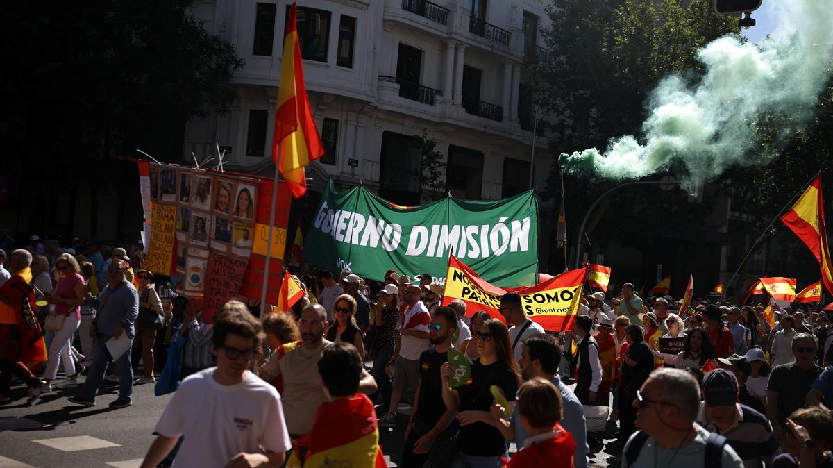 People take part in a rally organised by Spain’s far-right VOX party against Prime Minister Pedro Sanchez’s government, in Madrid, Spain, May 23, 2026. The banners reads 'Government resignation' and 'We are patriots'. REUTERS/Kacper Pempel