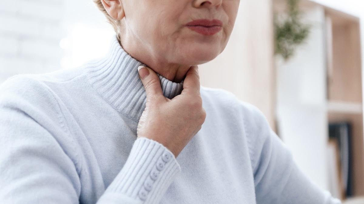Recent COVID-19 variants, including the Cicada variant, have been associated with a sharp throat ache, sometimes called “razor blade throat.”