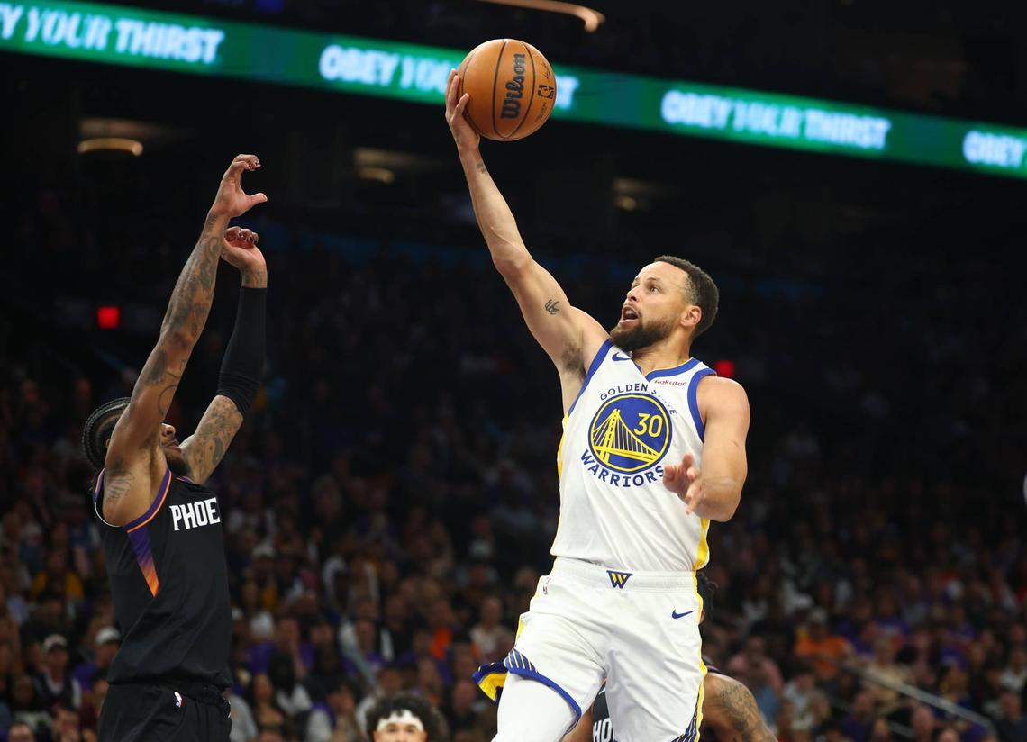  Apr 17, 2026; Phoenix, Arizona, USA; Golden State Warriors guard Stephen Curry (30) against the Phoenix Suns during the second half in the play-in rounds of the 2026 NBA Playoffs at Mortgage Matchup Center. Mandatory Credit: Mark J. Rebilas-Imagn Images 