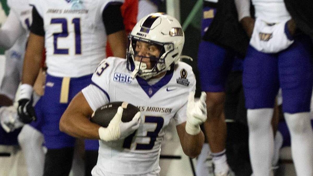  James Madison's Landon Ellis, right, pulls down a reception during the first quarter ahead of Oregon's Theran Johnson at Autzen Stadium in Eugene Dec. 20, 2025. | Chris Pietsch/The Register-Guard / USA TODAY NETWORK via Imagn Images 