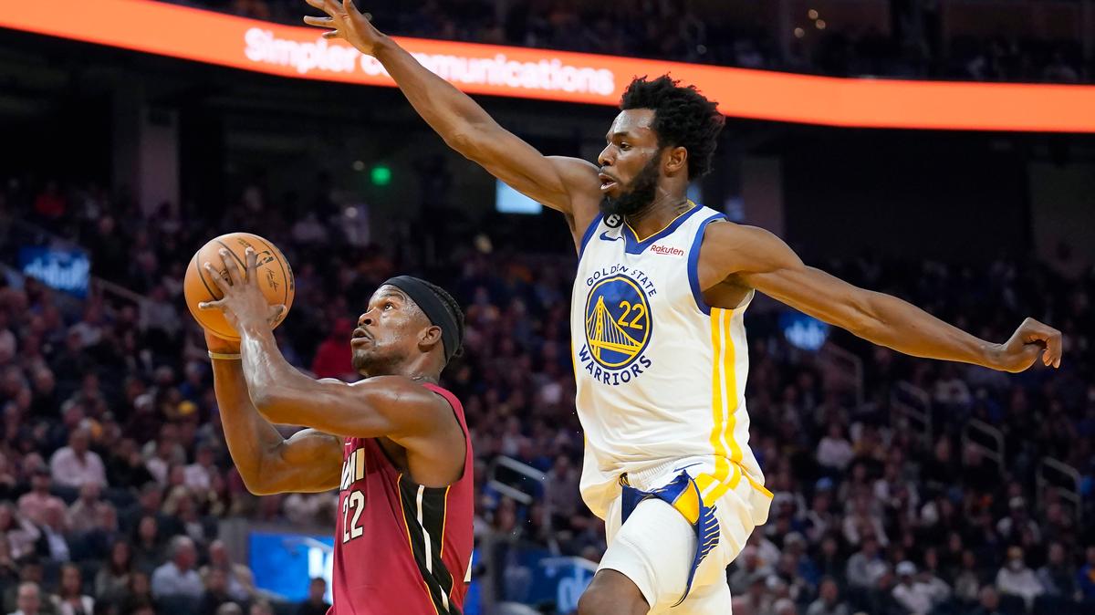 El delantero del Miami Heat, Jimmy Butler (izq.), entra al aro ante Andrew Wiggins, de los Warriors, el jueves 27 de octubre de 2022 en San Francisco.
