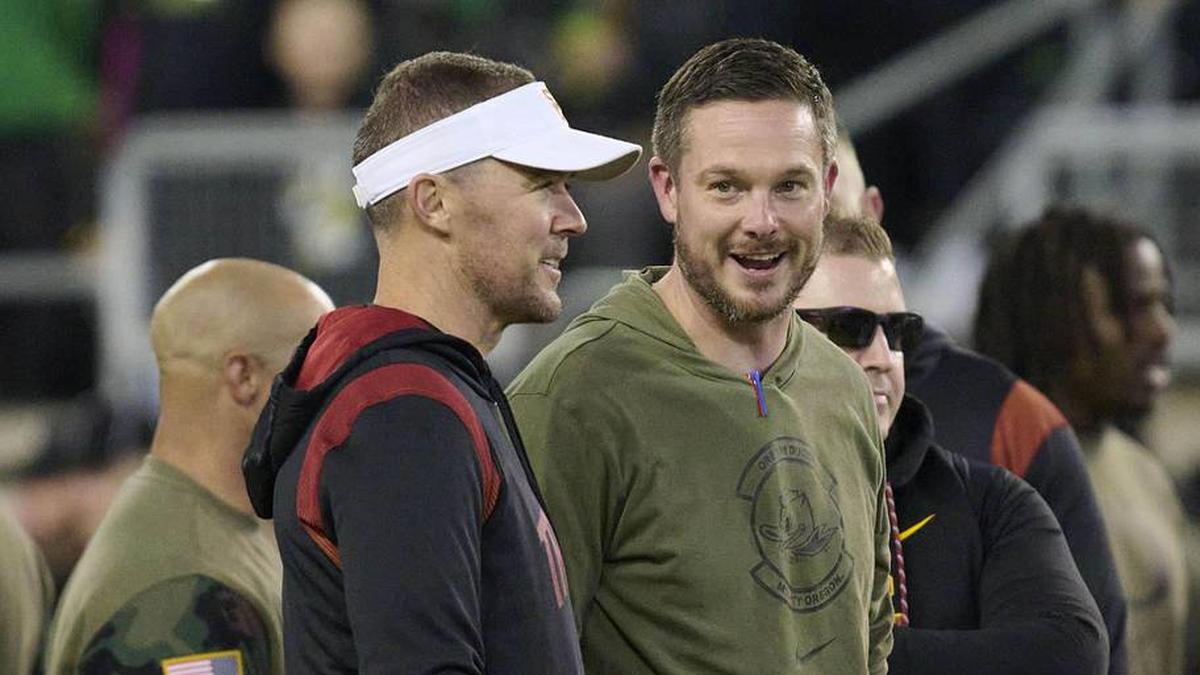  Nov 11, 2023; Eugene, Oregon, USA; USC Trojans head coach Lincoln Riley, left, and Oregon Ducks head coach Dan Lanning talk before a game at Autzen Stadium. Mandatory Credit: Troy Wayrynen-Imagn Images | Troy Wayrynen-Imagn Images 