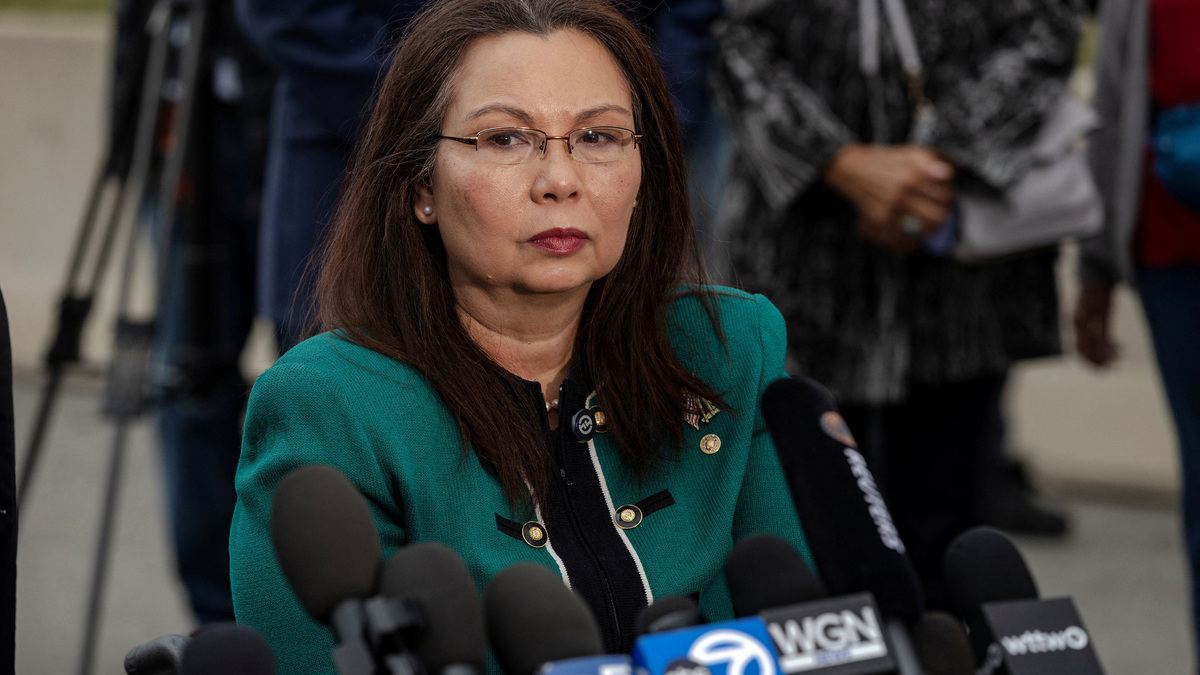 U.S. Senator Tammy Duckworth (D-IL) attends a press conference outside of the Broadview ICE facility, in Chicago, Illinois, U.S., October 10, 2025. REUTERS/Jim Vondruska