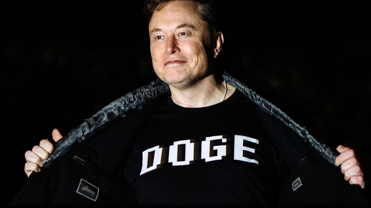 White House Senior Advisor Elon Musk walks to the White House after landing in Marine One on the South Lawn with U.S. President Donald Trump (not pictured) on March 9, 2025 in Washington, DC.