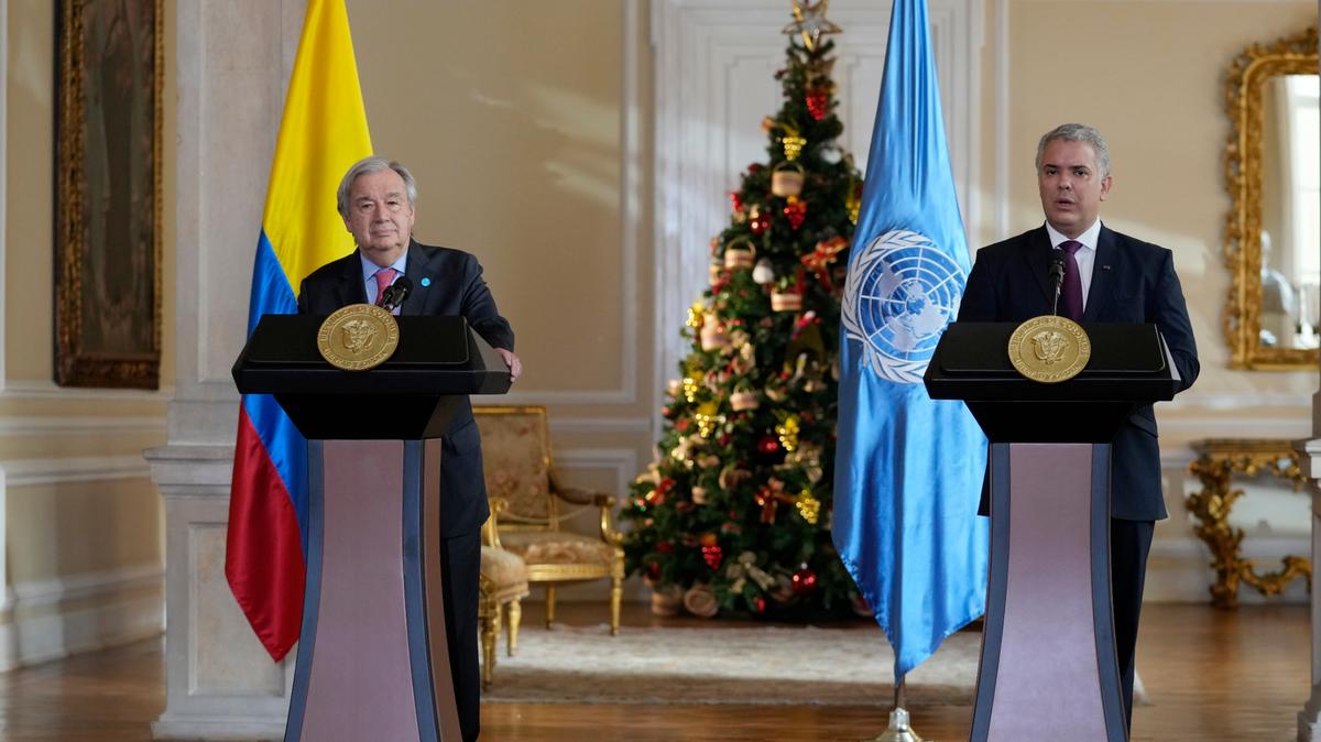 El secretario general de las Naciones Unidas, António Guterres, a la izquierda, y el presidente de Colombia, Iván Duque, asisten a una conferencia de prensa conjunta en el Palacio Presidencial en Bogotá, Colombia, el miércoles 24 de noviembre de 2021. Guterres se encuentra en Colombia para asistir a las celebraciones del quinto año aniversario de la firma de un acuerdo de paz entre el gobierno y las FARC. (AP Foto/Fernando Vergara)