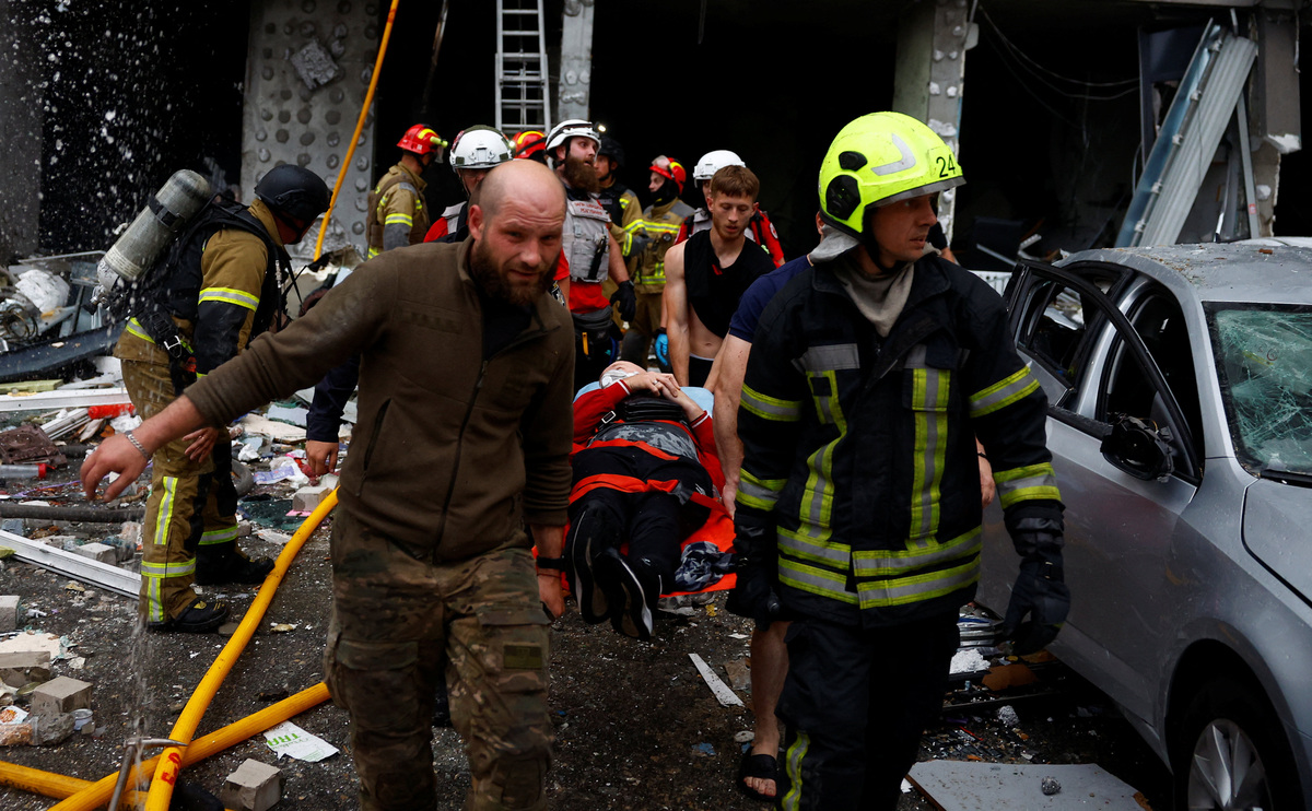 Rescuers carry an injured resident at the site of an apartment building, which was heavily damaged during Russian missile and drone strikes, amid Russia's attack on Ukraine, in Kyiv, Ukraine, July 6, 2026. REUTERS/Valentyn Ogirenko