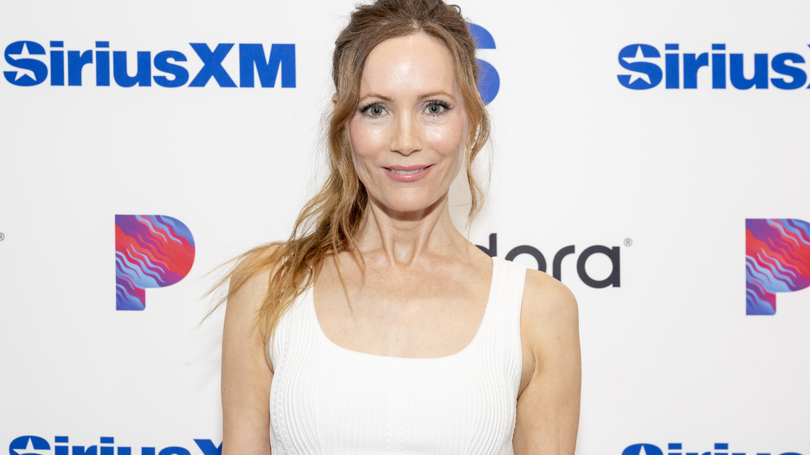 We Weren't Expecting Leslie Mann to Pair Her Cool-Mom Jeans With These Shoes 