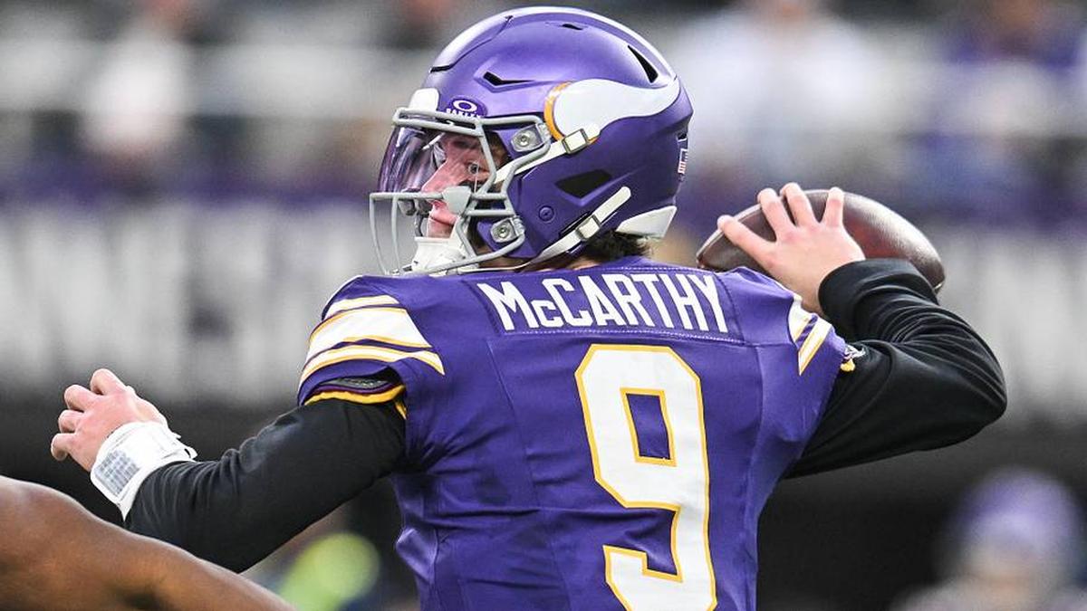  Minnesota Vikings quarterback J.J. McCarthy (9) throws a pass against the Green Bay Packers. | Jeffrey Becker-Imagn Images 