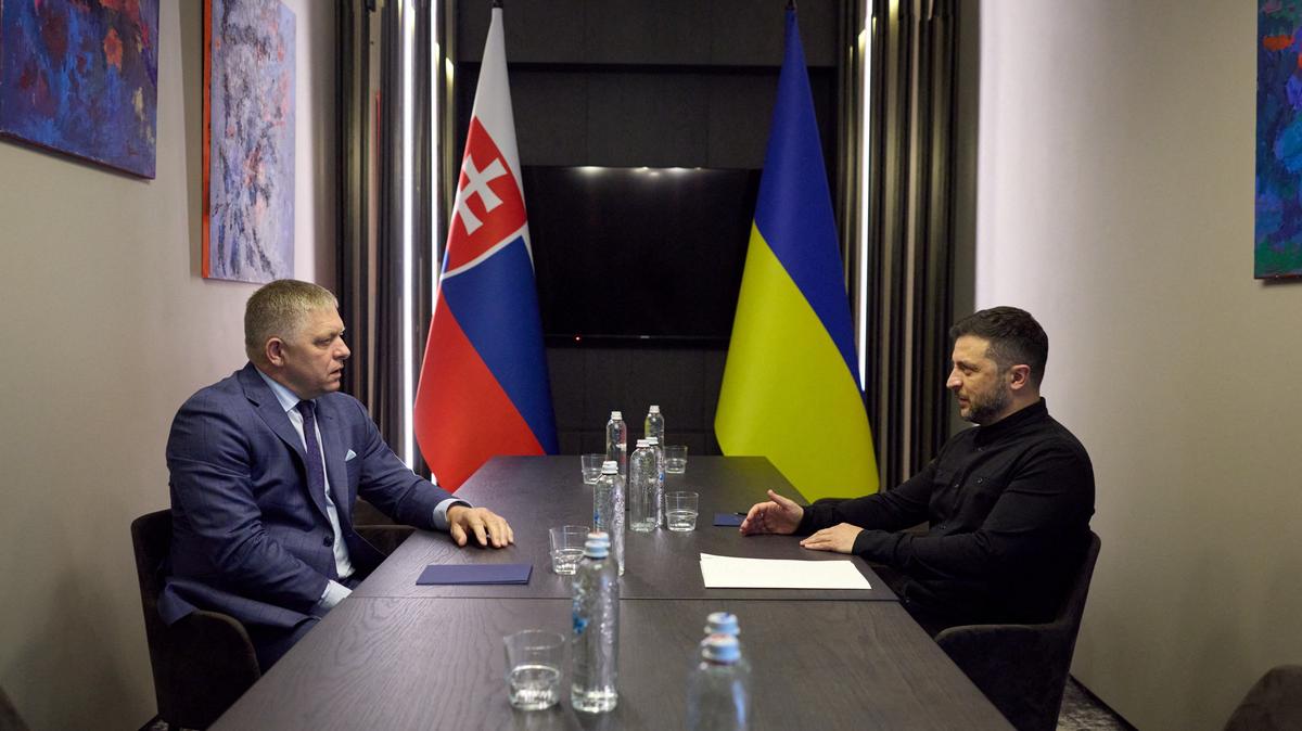 FILE PHOTO: Ukraine's President Volodymyr Zelenskiy meets with Slovakia's Prime Minister Robert Fico, amid Russia's attack on Ukraine, in Uzhhorod, Ukraine September 5, 2025. Ukrainian Presidential Press Service/Handout via REUTERS/File photo