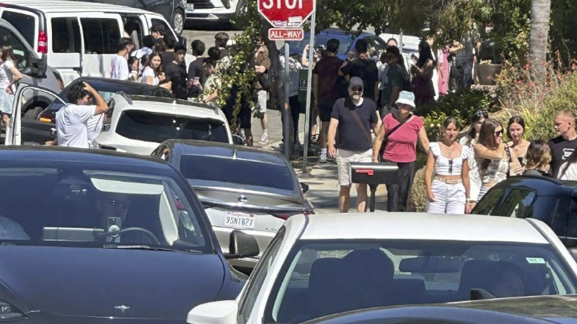 Living near Hollywood sign means cars, diapers, bottles of urine. Neighbors say they've had it 