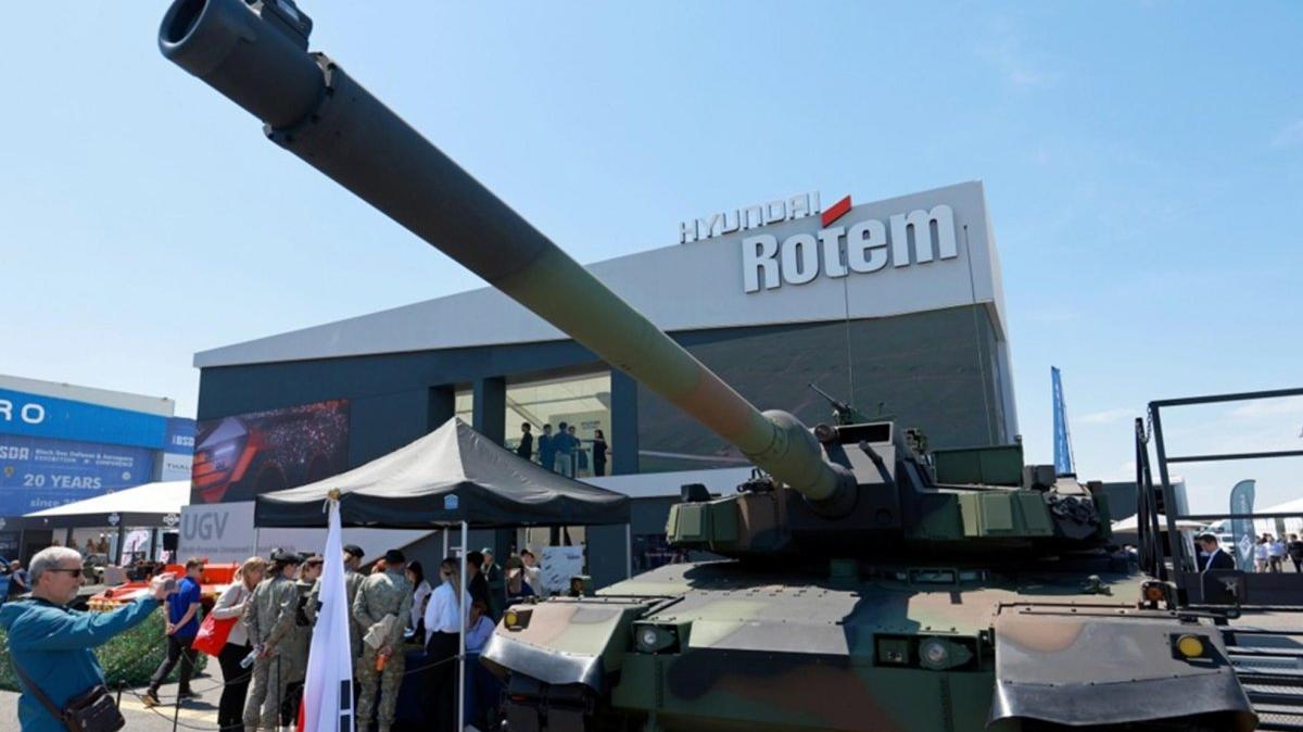 A visitor inspects a K2 Black Panther, a South Korean fourth-generation main battle tank, during the final day of the Black Sea Defense and Aerospace Exhibition 2026 in Bucharest, Romania, 15 May 2026. Photo by ROBERT GHEMENT / EPA